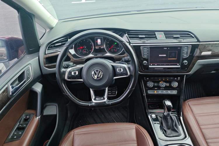Used Volkswagen Touran 2016 Volkswagen Touran L 330TSI DSG Luxury Edition Steering Wheel