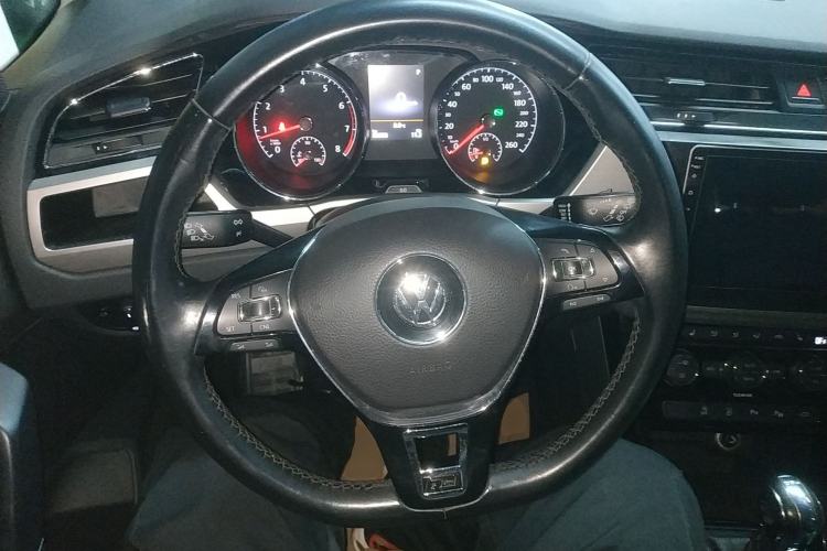 Used Volkswagen Touran 2016 Volkswagen Touran L 280TSI DSG Luxury Edition Steering Wheel
