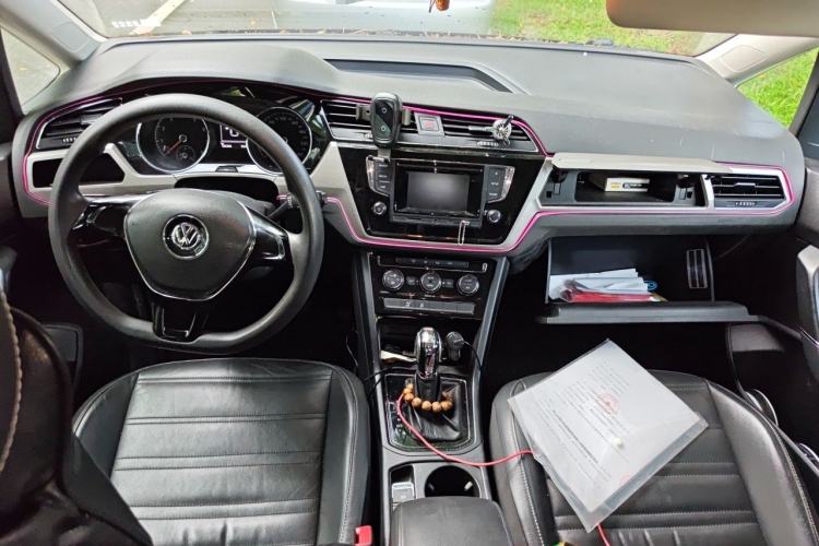 Used Volkswagen Touran 2016 Volkswagen Touran L 280TSI DSG Comfort Edition Center Console