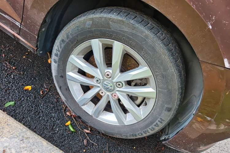 Used Volkswagen Touran 2016 Volkswagen Touran L 280TSI DSG Comfort Edition Right Front Wheel Hub