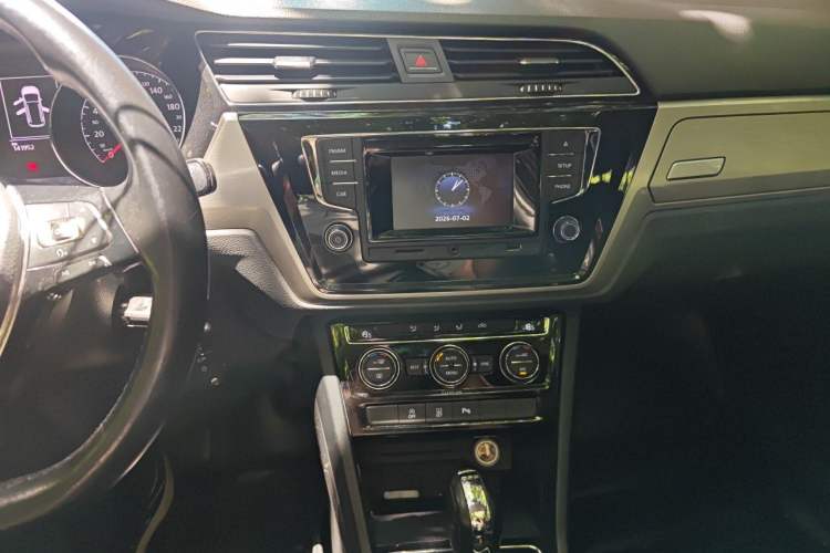 Used Volkswagen Touran 2016 Volkswagen Touran L 280TSI DSG Comfort Edition Audio And AC Panel
