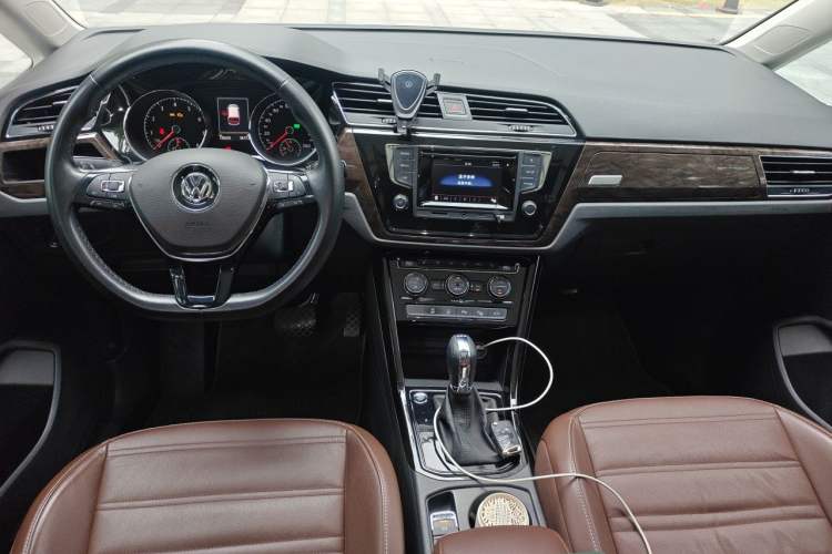 Used Volkswagen Touran 2016 Volkswagen Touran L 330TSI DSG Luxury Edition Center Console