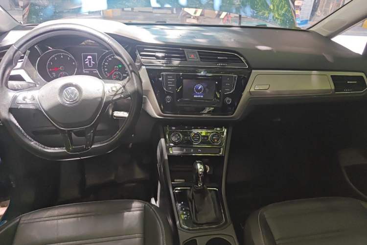 Used Volkswagen Touran 2016 Volkswagen Touran L 280TSI DSG Comfort Edition Center Console