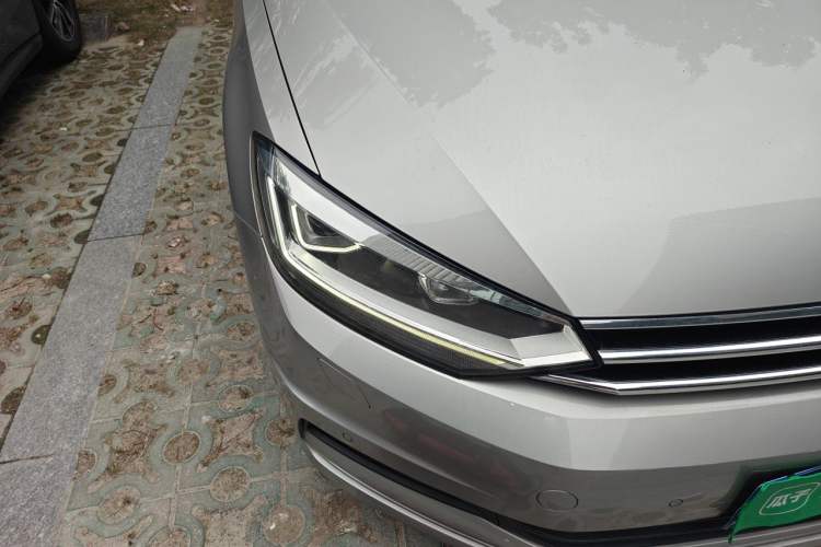 Used Volkswagen Touran 2016 Volkswagen Touran L 330TSI DSG Luxury Edition Exterior 6