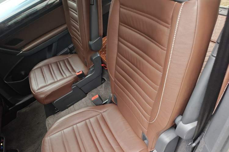 Used Volkswagen Touran 2016 Volkswagen Touran L 330TSI DSG Luxury Edition Interior 4