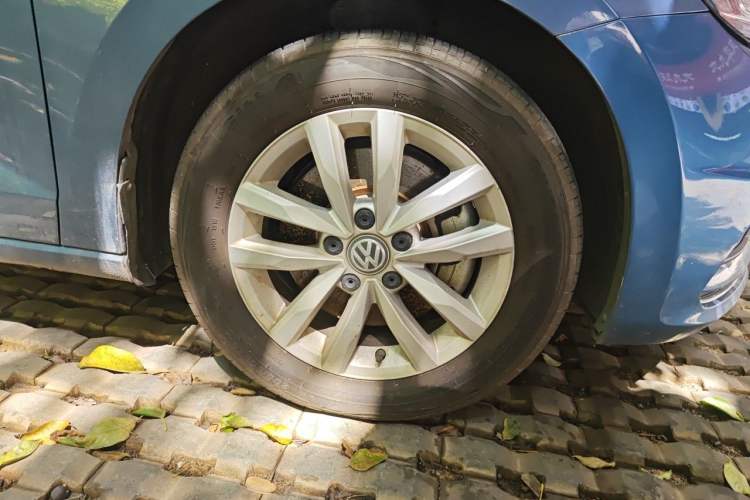 Used Volkswagen Touran 2016 Volkswagen Touran L 280TSI DSG Comfort Edition Right Front Wheel Hub