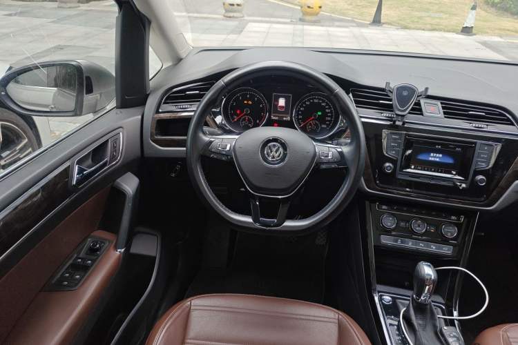 Used Volkswagen Touran 2016 Volkswagen Touran L 330TSI DSG Luxury Edition Steering Wheel