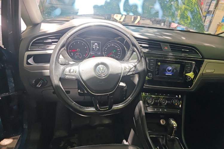 Used Volkswagen Touran 2016 Volkswagen Touran L 280TSI DSG Comfort Edition Steering Wheel