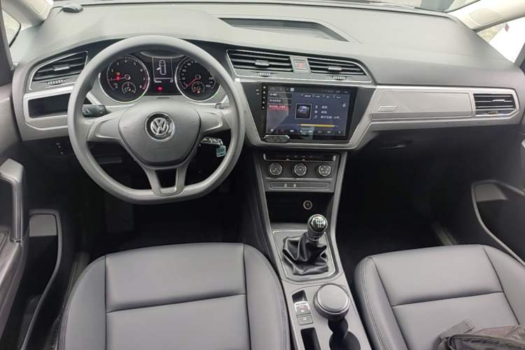 Used Volkswagen Touran 2016 Volkswagen Touran L 280TSI Manual Trend Edition Center Console