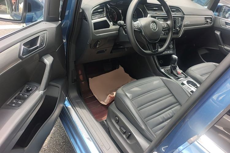 Used Volkswagen Touran 2016 Volkswagen Touran L 280TSI DSG Luxury Edition Driver Seat