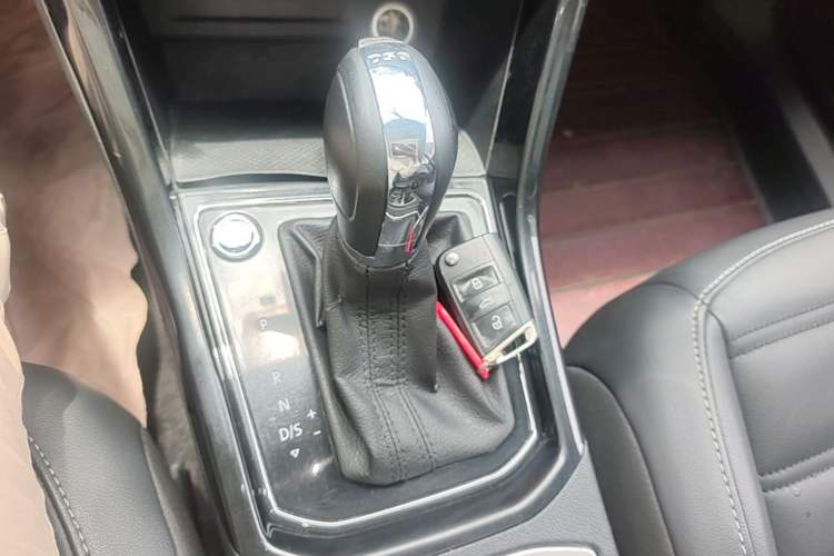 Used Volkswagen Touran 2016 Volkswagen Touran L 280TSI DSG Luxury Edition Gear Lever
