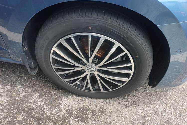 Used Volkswagen Touran 2016 Volkswagen Touran L 280TSI DSG Luxury Edition Right Front Wheel Hub