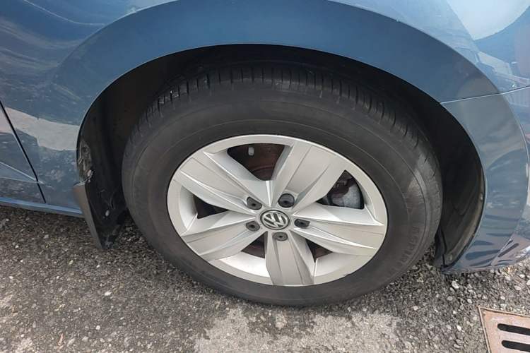 Used Volkswagen Touran 2016 Volkswagen Touran L 280TSI Manual Trend Edition Right Front Wheel Hub