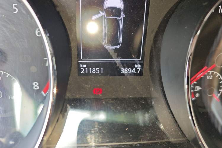 Used Volkswagen Touran 2016 Volkswagen Touran L 280TSI DSG Comfort Edition Odometer Close Up
