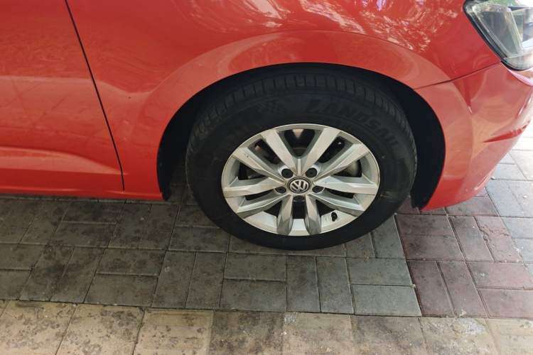 Used Volkswagen Touran 2016 Volkswagen Touran L 280TSI DSG Comfort Edition Right Front Wheel Hub