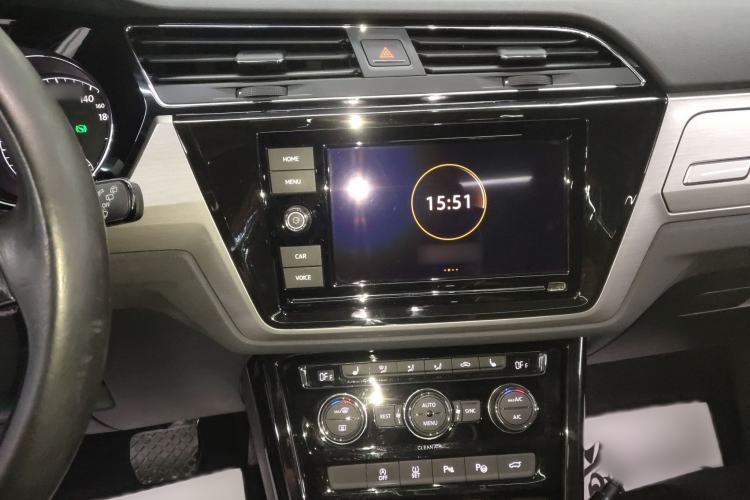 Used Volkswagen Touran 2016 Volkswagen Touran L 330TSI DSG Luxury Edition Audio And AC Panel