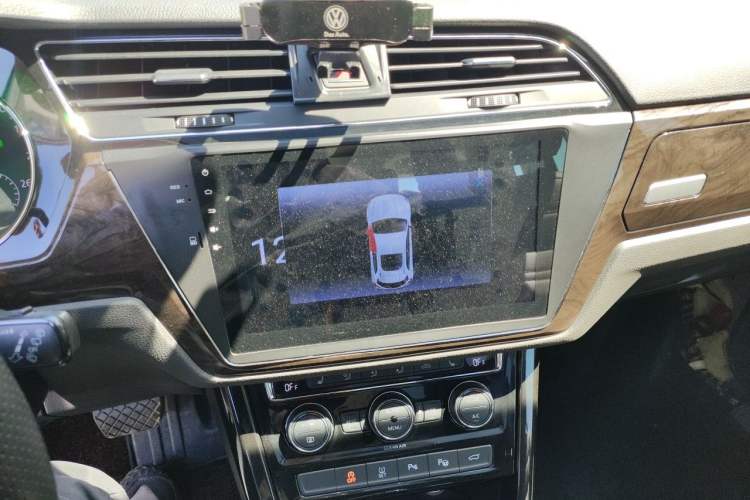 Used Volkswagen Touran 2016 Volkswagen Touran L 330TSI DSG Luxury Edition Audio And AC Panel