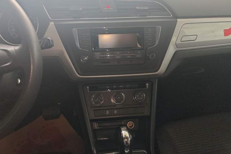 Used Volkswagen Touran 2016 Touran L 280TSI DSG Style Edition Audio And AC Panel
