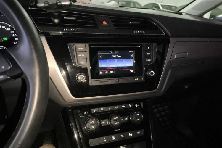 Used Volkswagen Touran 2016 Volkswagen Touran L 280TSI DSG Luxury Edition Audio And AC Panel