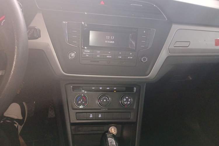 Used Volkswagen Touran 2016 Touran L 280TSI DSG Style Edition Audio And AC Panel