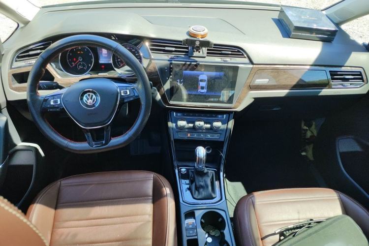 Used Volkswagen Touran 2016 Volkswagen Touran L 330TSI DSG Luxury Edition Center Console