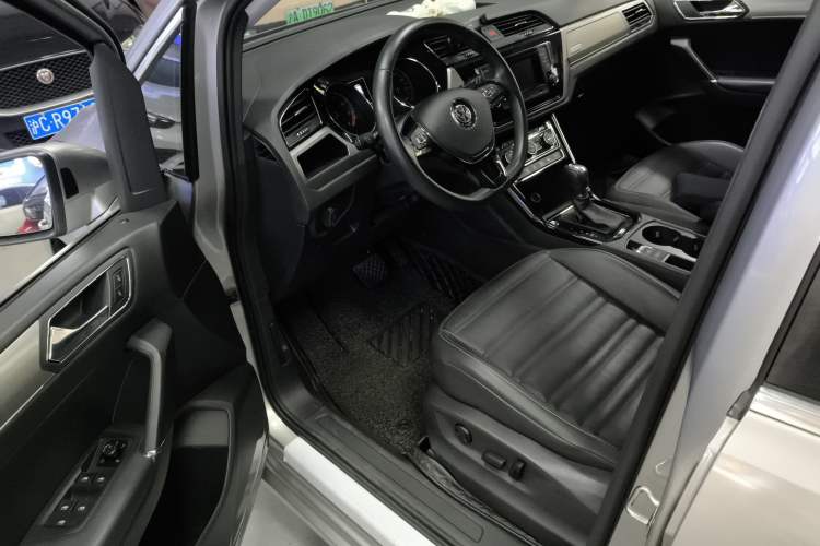 Used Volkswagen Touran 2016 Volkswagen Touran L 280TSI DSG Luxury Edition Driver Seat