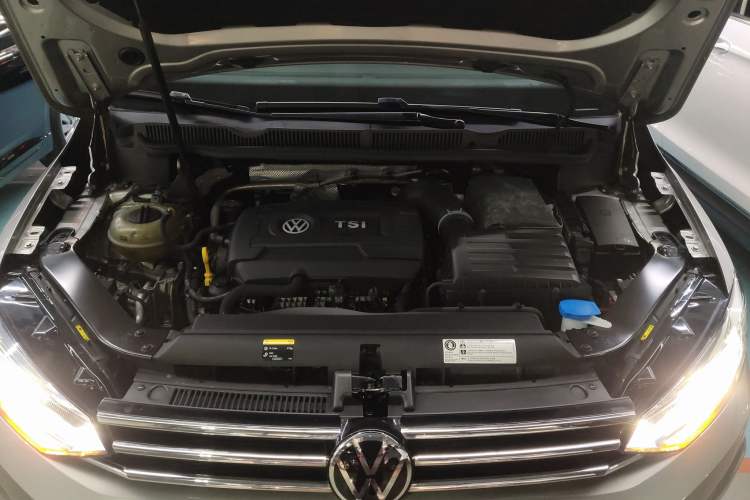 Used Volkswagen Touran 2016 Volkswagen Touran L 330TSI DSG Luxury Edition Engine Bay