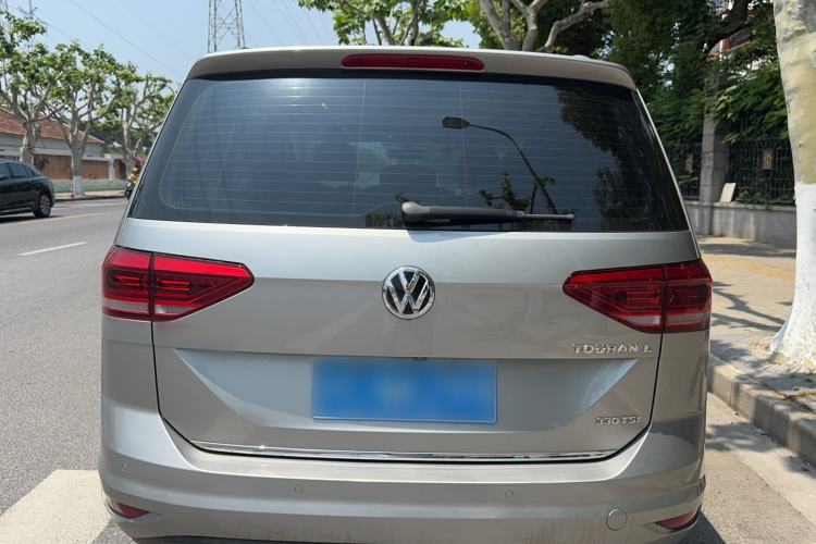 Used Volkswagen Touran 2016 Volkswagen Touran L 330TSI DSG Luxury Edition Exterior 3