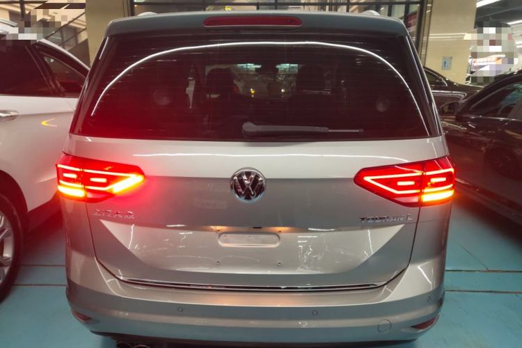 Used Volkswagen Touran 2016 Volkswagen Touran L 330TSI DSG Luxury Edition Exterior 4