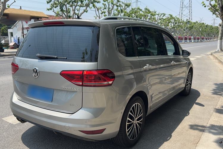 Used Volkswagen Touran 2016 Volkswagen Touran L 330TSI DSG Luxury Edition Exterior 4