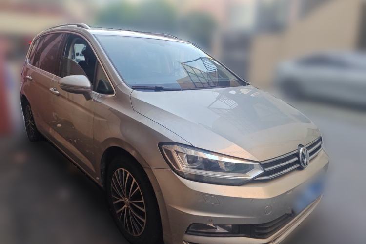 Used Volkswagen Touran 2016 Volkswagen Touran L 330TSI DSG Luxury Edition Front Right 45 Deg