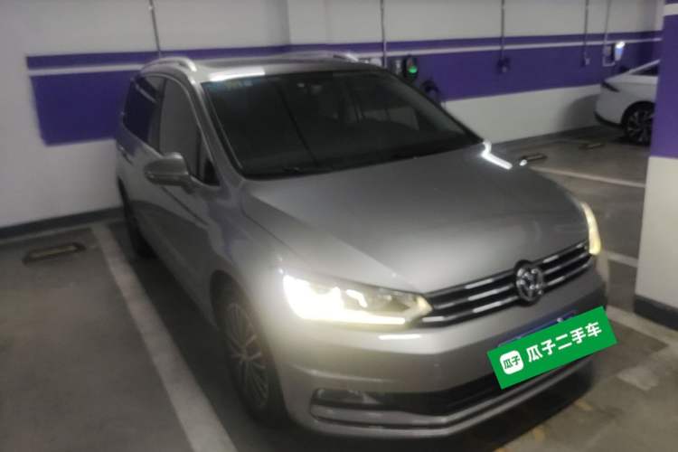 Used Volkswagen Touran 2016 Volkswagen Touran L 330TSI DSG Luxury Edition Front Right 45 Deg
