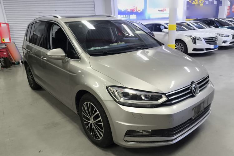 Used Volkswagen Touran 2016 Volkswagen Touran L 280TSI DSG Luxury Edition Front Right 45 Deg