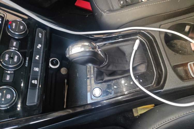 Used Volkswagen Touran 2016 Volkswagen Touran L 330TSI DSG Luxury Edition Gear Lever