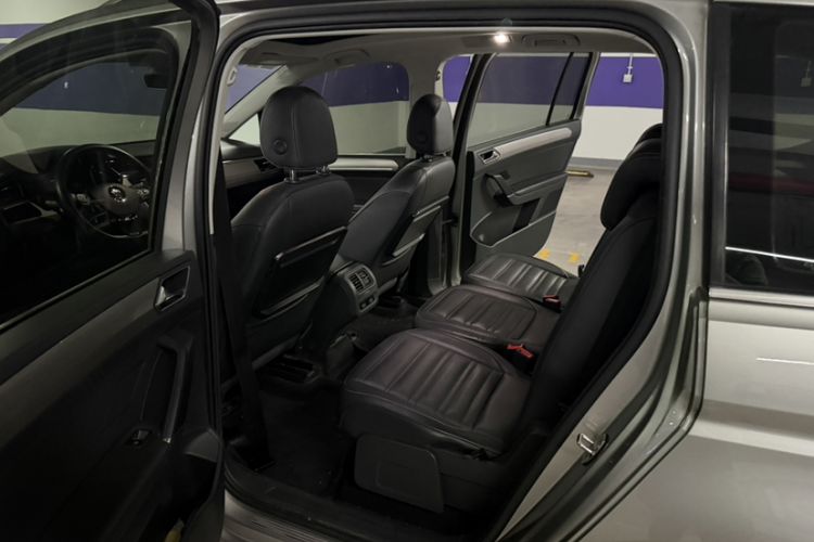 Used Volkswagen Touran 2016 Volkswagen Touran L 330TSI DSG Luxury Edition Interior 1