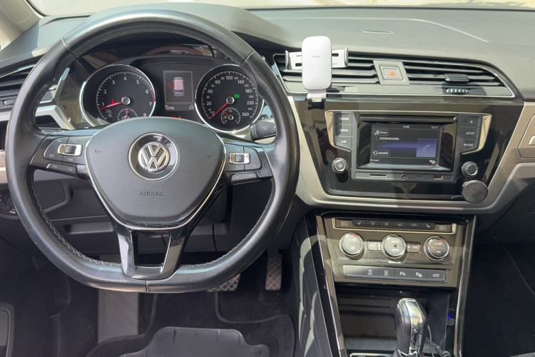 Used Volkswagen Touran 2016 Volkswagen Touran L 330TSI DSG Luxury Edition Interior 1