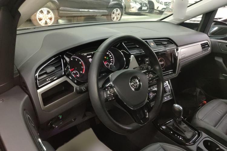 Used Volkswagen Touran 2016 Volkswagen Touran L 330TSI DSG Luxury Edition Interior 2