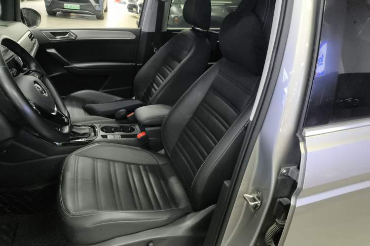 Used Volkswagen Touran 2016 Volkswagen Touran L 280TSI DSG Luxury Edition Left Front Seat