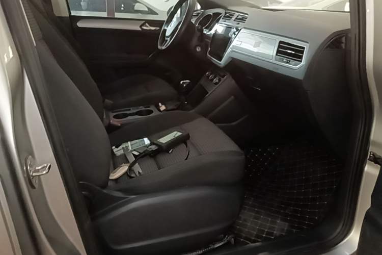 Used Volkswagen Touran 2016 Touran L 280TSI DSG Style Edition Right Front Seat