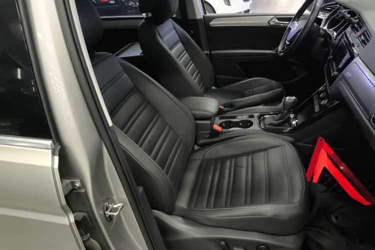 Used Volkswagen Touran 2016 Volkswagen Touran L 280TSI DSG Luxury Edition Right Front Seat