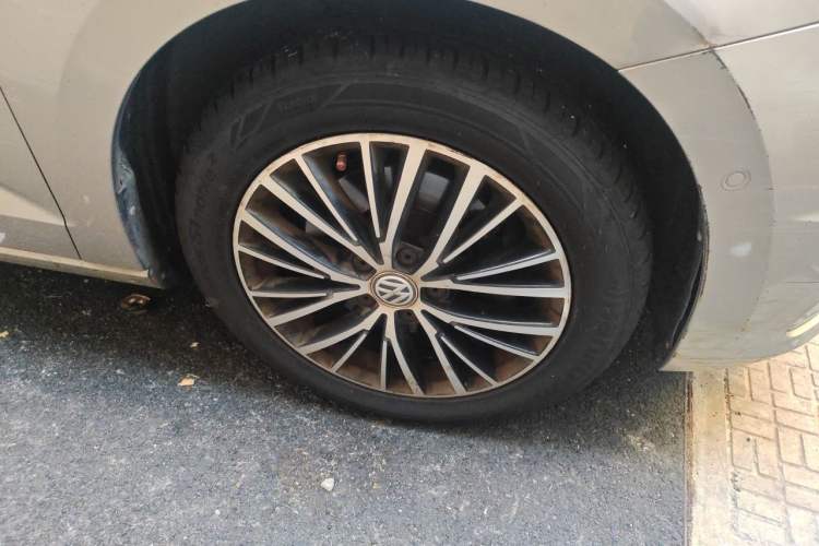 Used Volkswagen Touran 2016 Volkswagen Touran L 330TSI DSG Luxury Edition Right Front Wheel Hub