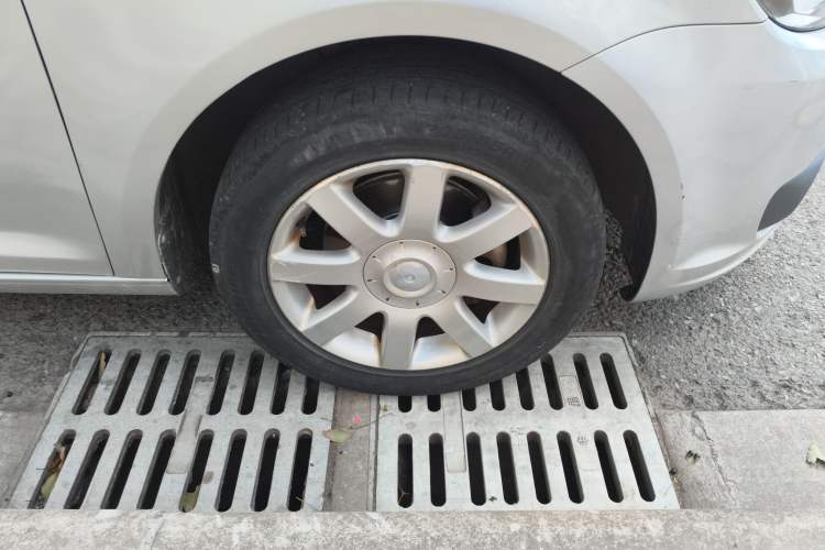 Used Volkswagen Touran  Right Front Wheel Hub
