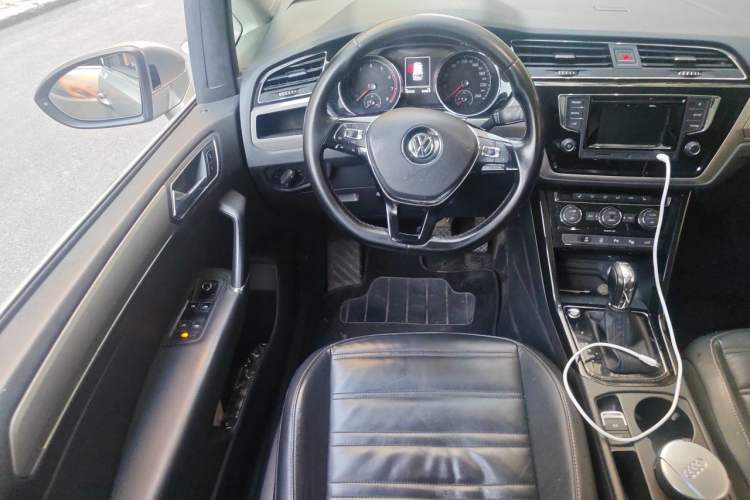 Used Volkswagen Touran 2016 Volkswagen Touran L 330TSI DSG Luxury Edition Steering Wheel