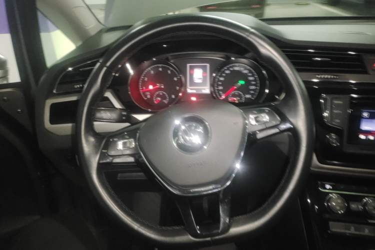 Used Volkswagen Touran 2016 Volkswagen Touran L 330TSI DSG Luxury Edition Steering Wheel
