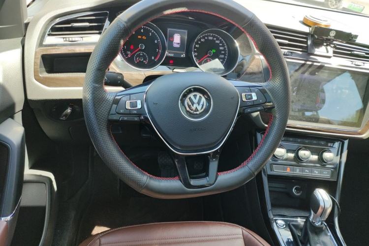 Used Volkswagen Touran 2016 Volkswagen Touran L 330TSI DSG Luxury Edition Steering Wheel