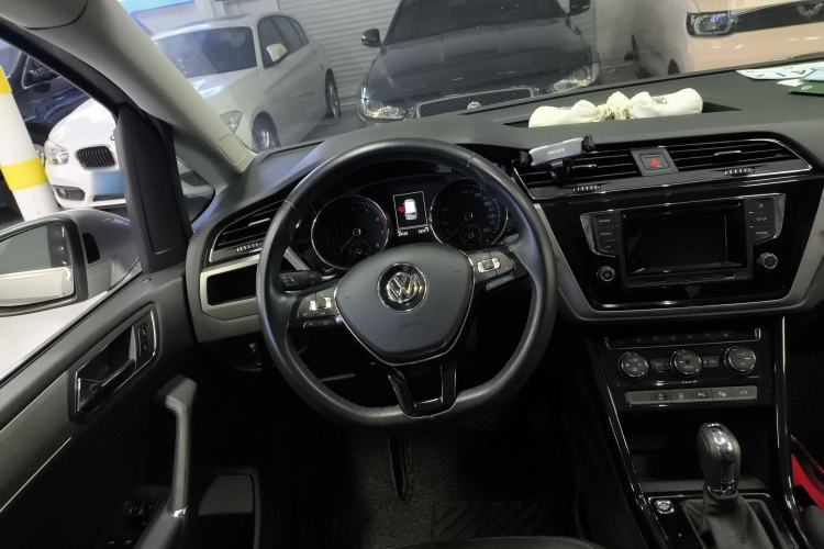 Used Volkswagen Touran 2016 Volkswagen Touran L 280TSI DSG Luxury Edition Steering Wheel