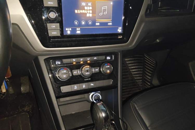 Used Volkswagen Touran 2016 Volkswagen Touran L 280TSI DSG Comfort Edition Audio And AC Panel