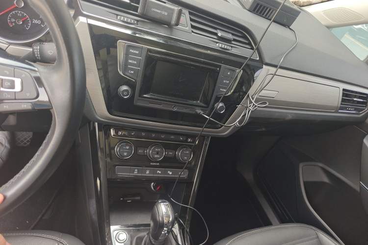 Used Volkswagen Touran 2016 Volkswagen Touran L 280TSI DSG Luxury Edition Audio And AC Panel