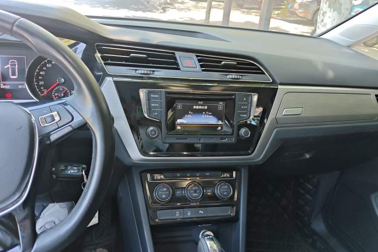 Used Volkswagen Touran 2016 Volkswagen Touran L 280TSI DSG Comfort Edition Audio And AC Panel