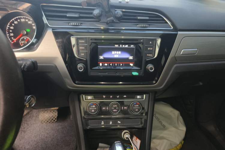 Used Volkswagen Touran 2016 Volkswagen Touran L 280TSI DSG Comfort Edition Audio And AC Panel
